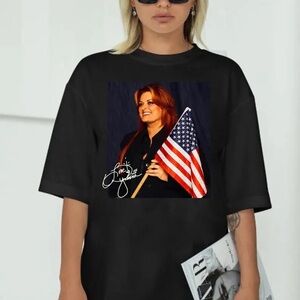Gildan Black Short Sleeve Wynonna Judds Vintage T-Shirt with Flag Graphic